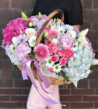 Цветочная композиция из Розы, Хризантемы, Пионы и Лизиантусы в корзине в Спокойной