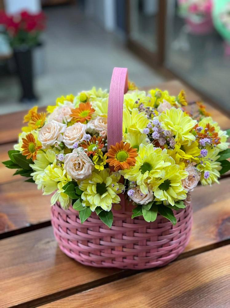 Цветочная композиция из Хризантемы и Розы в корзине в Спокойной