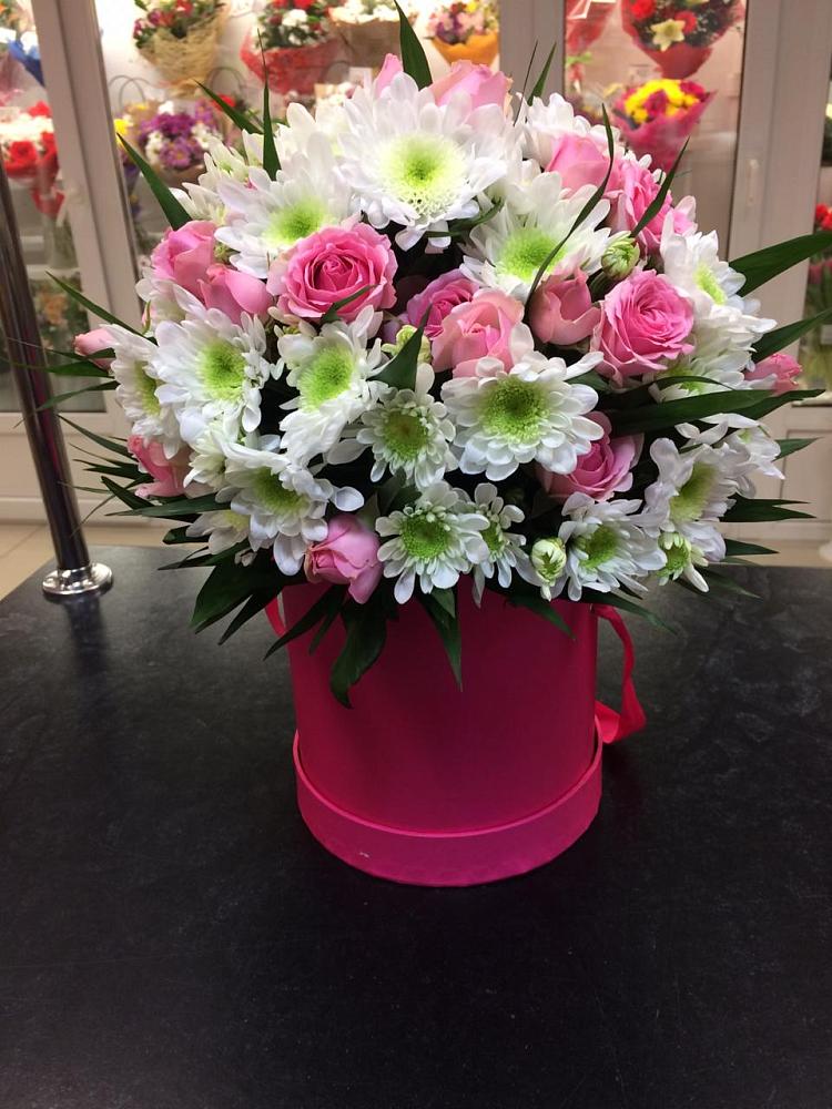 Цветочная композиция из Розы и Хризантемы в шляпной коробке в Спокойной