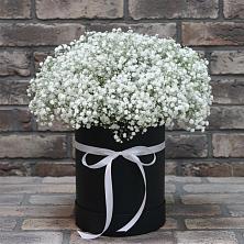 Цветочная композиция из Гипсофила в шляпной коробке в Спокойной