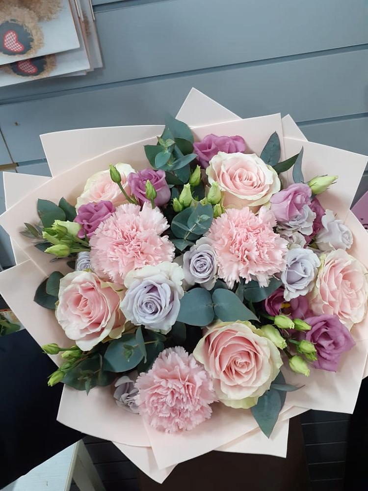 Букет цветов из: Розы, Гвоздики и Лизиантусы в Спокойной