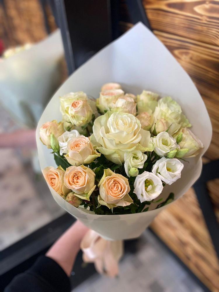 Букет цветов из: Розы и Лизиантусы в Спокойной